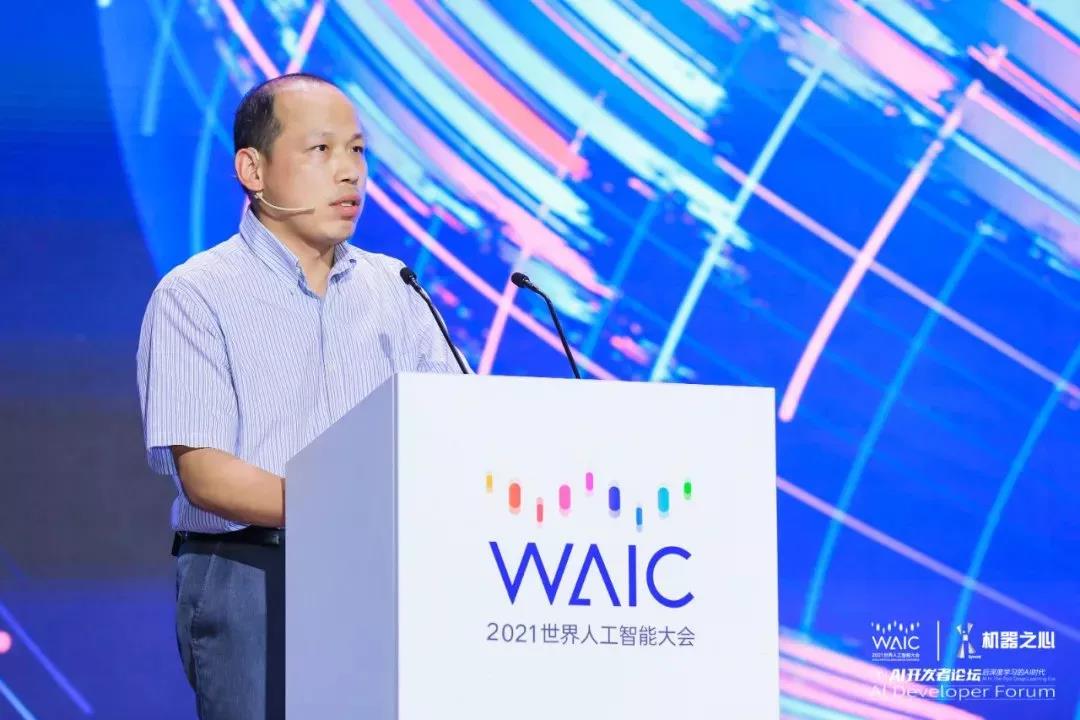 机器之心|WAIC 2021 | 金沙6165总站副总裁肖嵘：创「芯」时代 打造自进化城市智能体